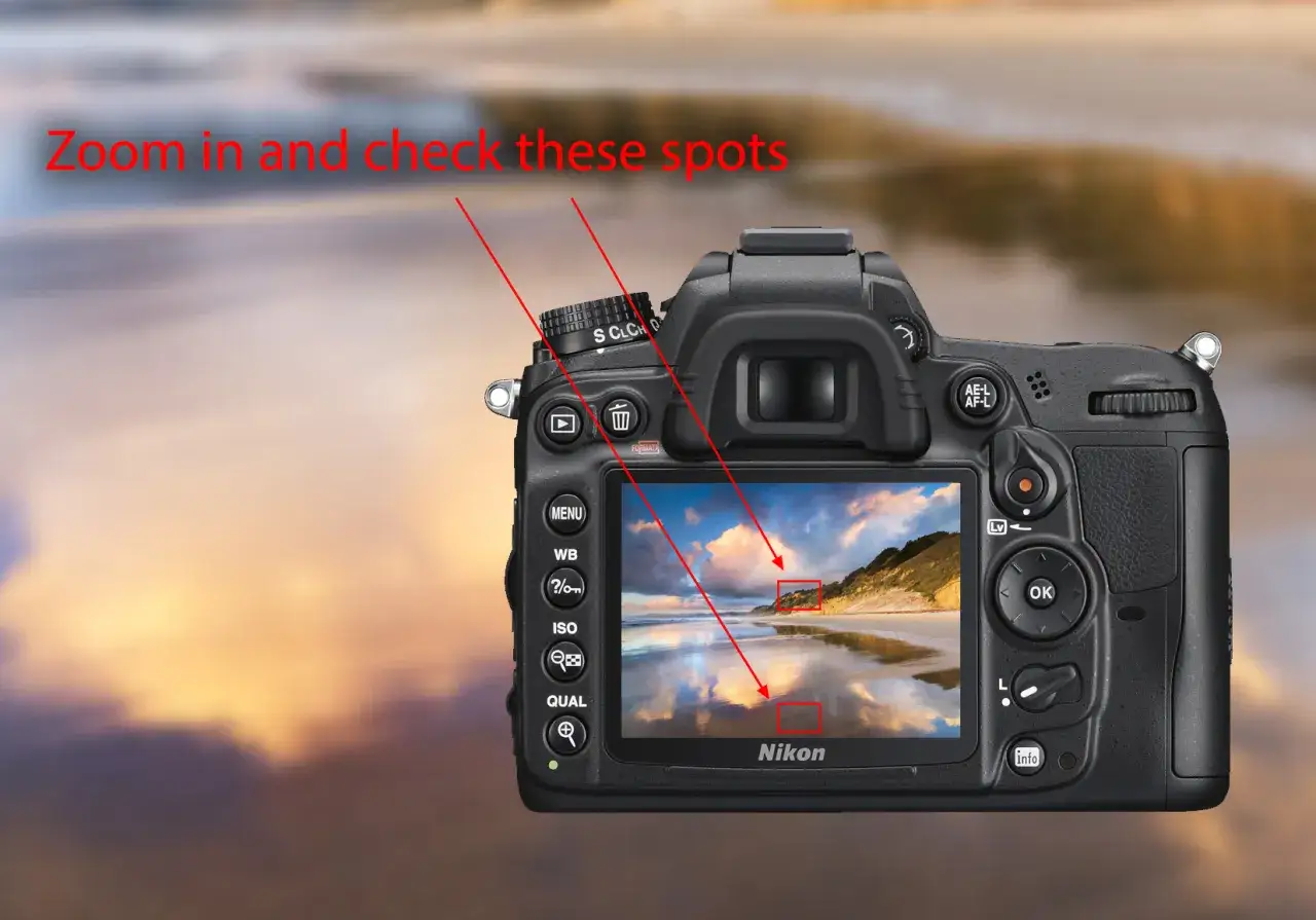 Aparat Nikon z zaznaczonymi obszarami na ekranie, wskazującymi na potrzebę sprawdzenia ostrości. Wskaz&oacute;wki dotyczą r&oacute;żnych tryb&oacute;w autofokusa.