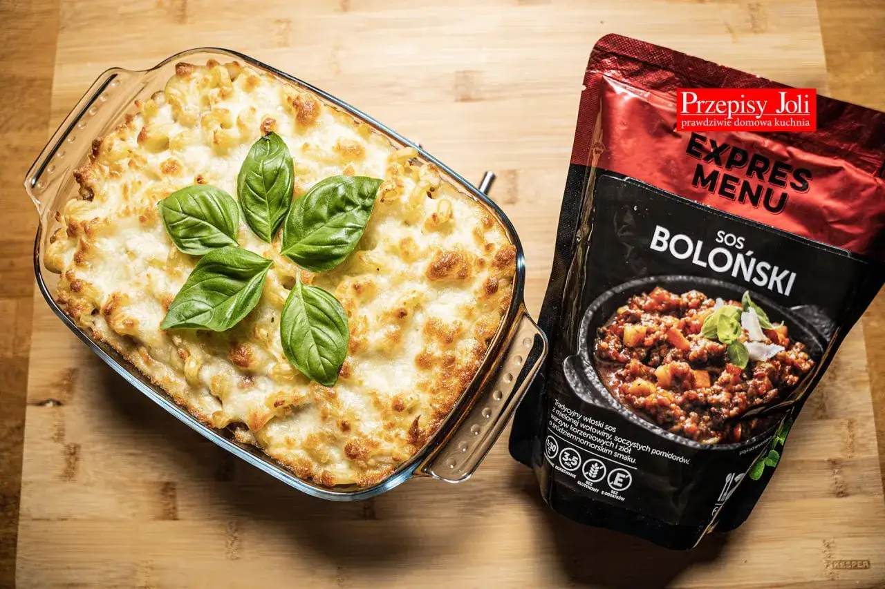 Złocista zapiekanka makaronowa z serem i bazylią, obok sos boloński z przepisu Joli.