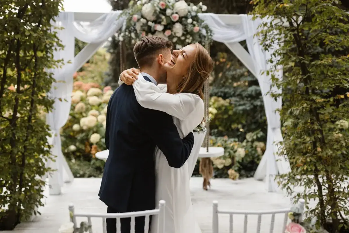 para młoda rozmawia z fotografem ślubnym