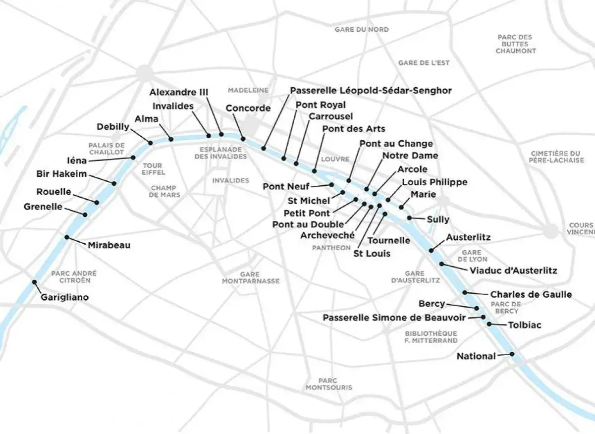 Mapa Paryża z zaznaczonymi mostami nad Sekwaną, pokazująca gdzie leży Paryż i jego główne atrakcje.