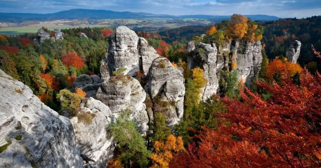 Jesienne krajobrazy skalnych miast Czech, jedne z najpiękniejszych miejsc w Czechach, zachwycają feerią barw.