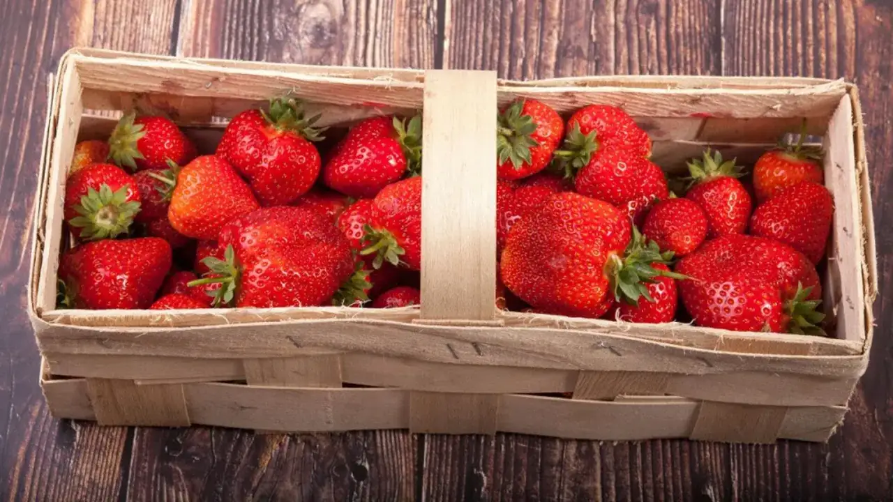 Koszyk pełen soczystych truskawek. Zastanawiasz się, ile kalorii mają truskawki? Są niskokaloryczne i pełne witamin!