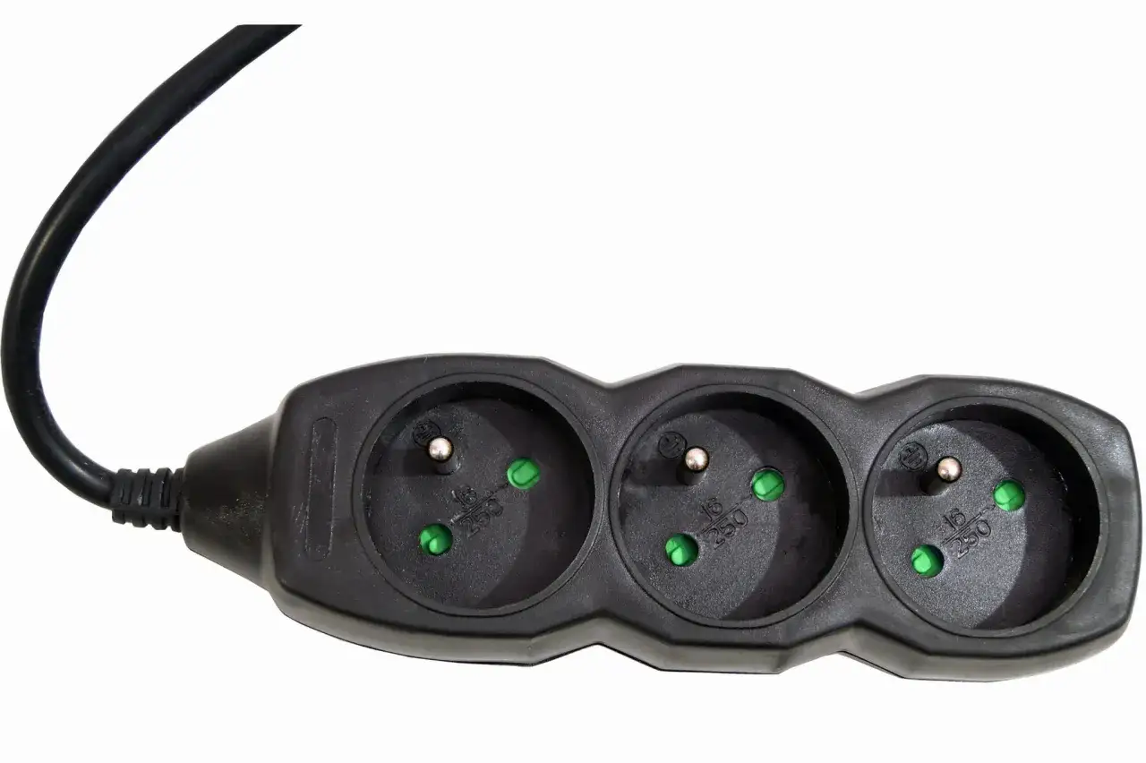 Czarna listwa z trzema gniazdami i kablem. Zastanawiasz się, czy można podłączyć przedłużacz do przedłużacza?