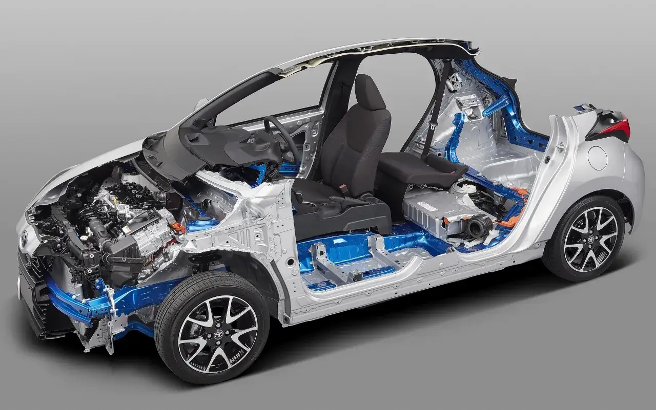 Przekr&oacute;j Toyoty Yaris Hybrid. Akumulator 12V znajduje się pod siedzeniem pasażera z przodu.