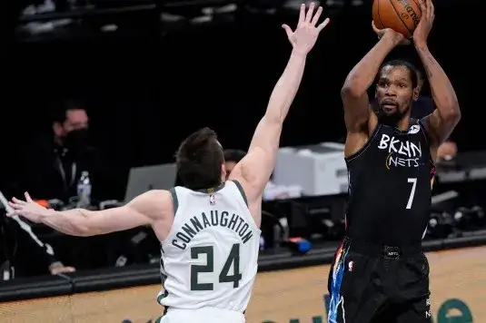 Kevin Durant finały NBA 2021 rzut za 2 punkty