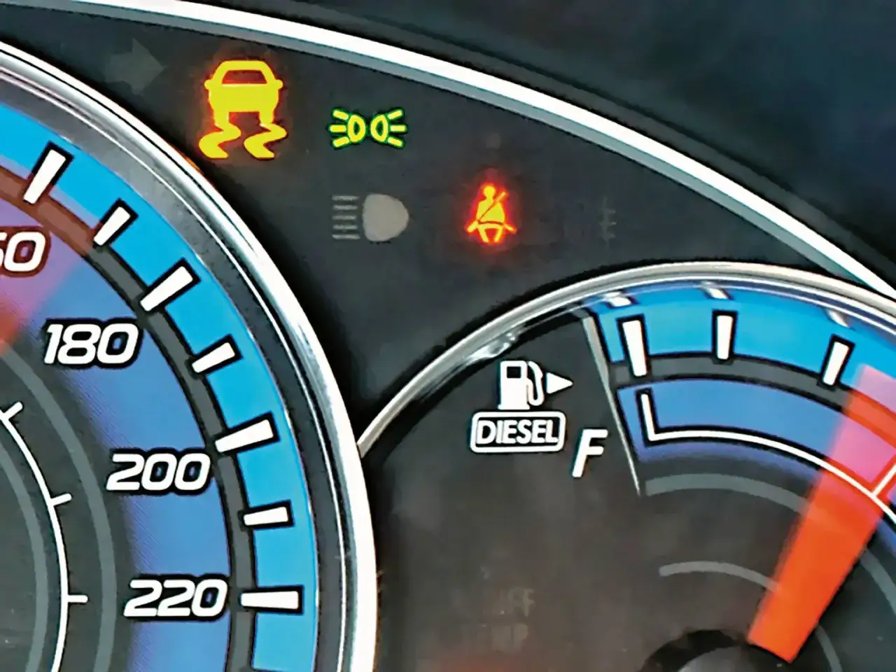 Wskaźnik paliwa w Audi A4 pokazuje, że bak jest prawie pełny. Zapaliły się też kontrolki ESP, świateł drogowych i pasów bezpieczeństwa.