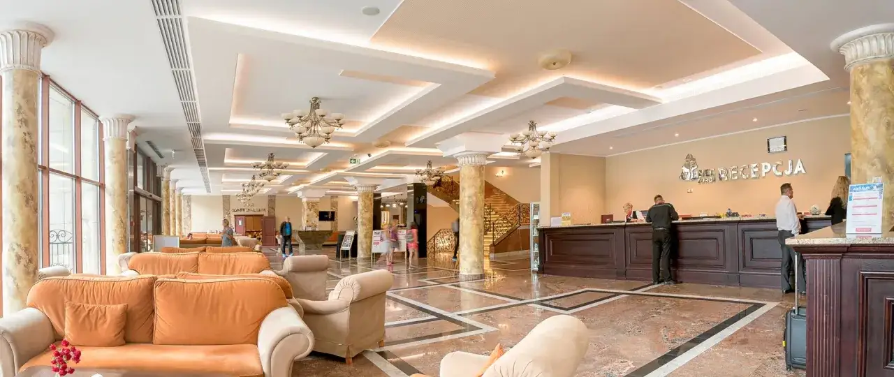 Eleganckie lobby sanatorium Wieniec-Zdr&oacute;j. Sprawdź aktualne ceny pobyt&oacute;w i ofert.