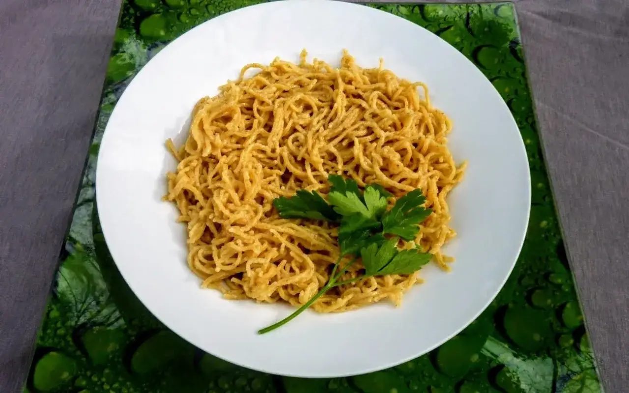 Krojenie makaronu nitki nożem