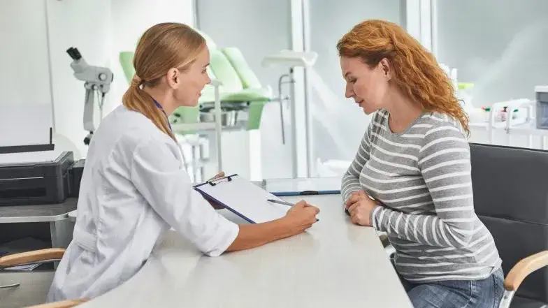 Kobieta po 40. roku życia u lekarza ginekologa