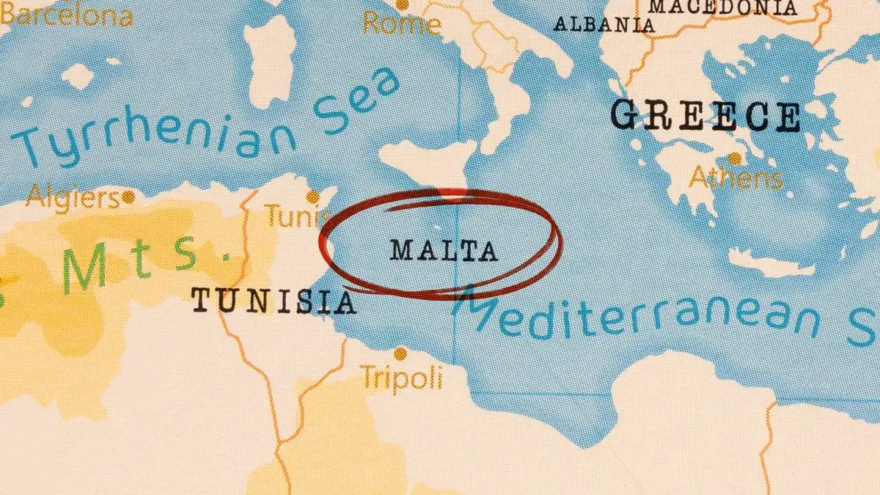 Malta, zaznaczona na mapie Morza Śródziemnego, jest częścią UE. Widać ją między Tunezją a Grecją.