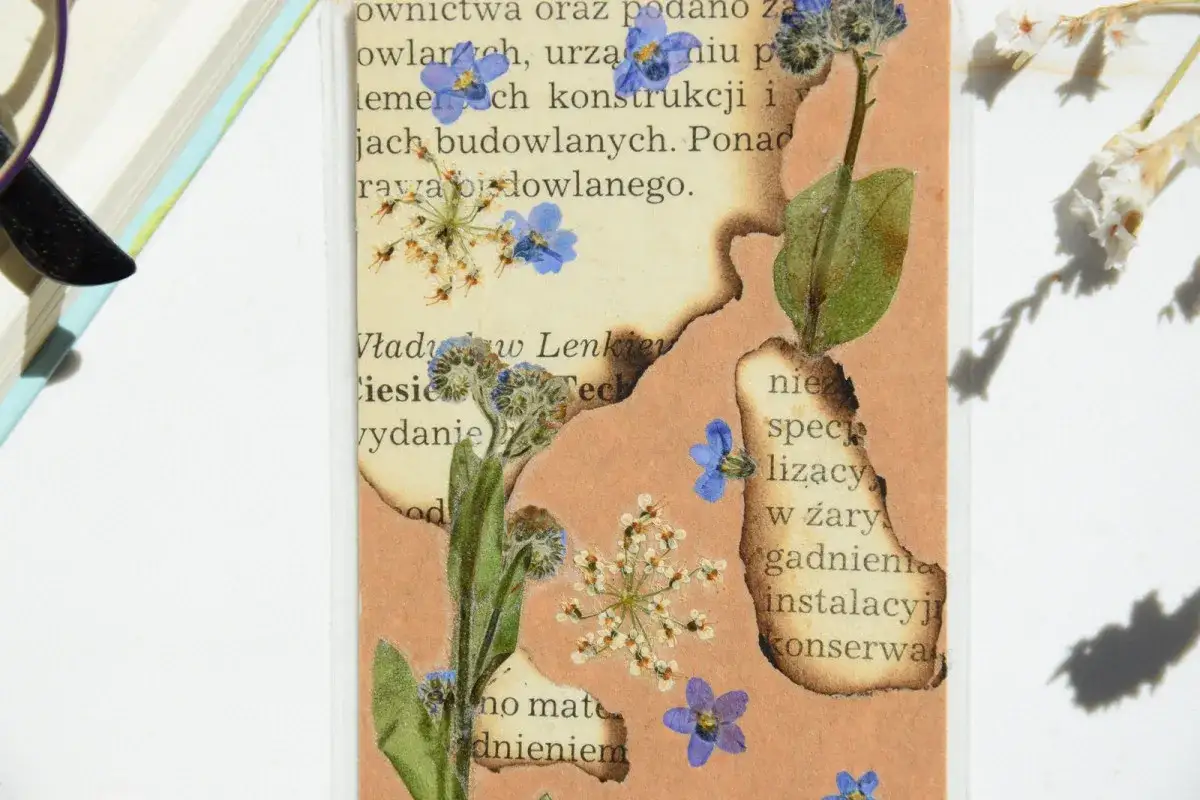 suszone kwiaty w książce