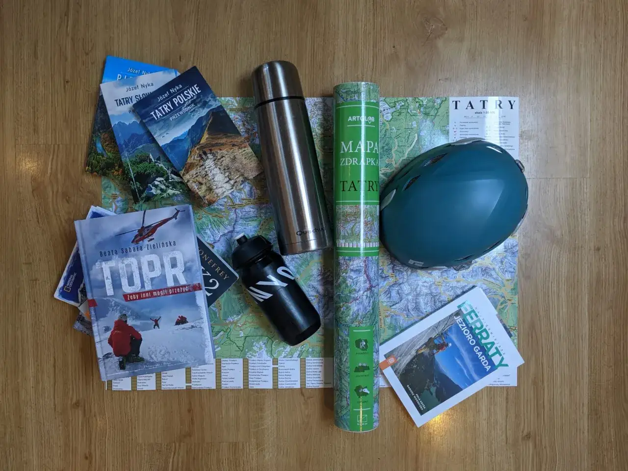 Przewodniki po Tatrach, mapa, kask, termos i bidon – to wszystko, co zabrać w góry na 5 dni.