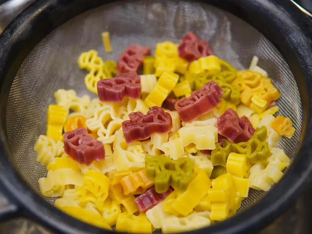 Zdjęcie Czy makaron wrzuca się do gotującej wody? Oto, co musisz wiedzieć