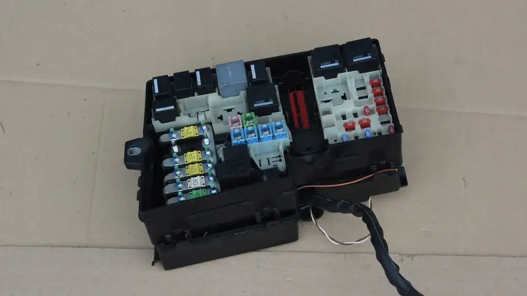 Zdjęcie Gdzie są bezpieczniki w Ford Kuga? Odkryj ich lokalizację i wymianę