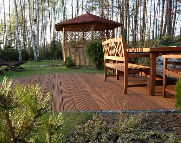 Zdjęcie Jak zbudować taras drewniany na gruncie: 9 kluczowych kroków
