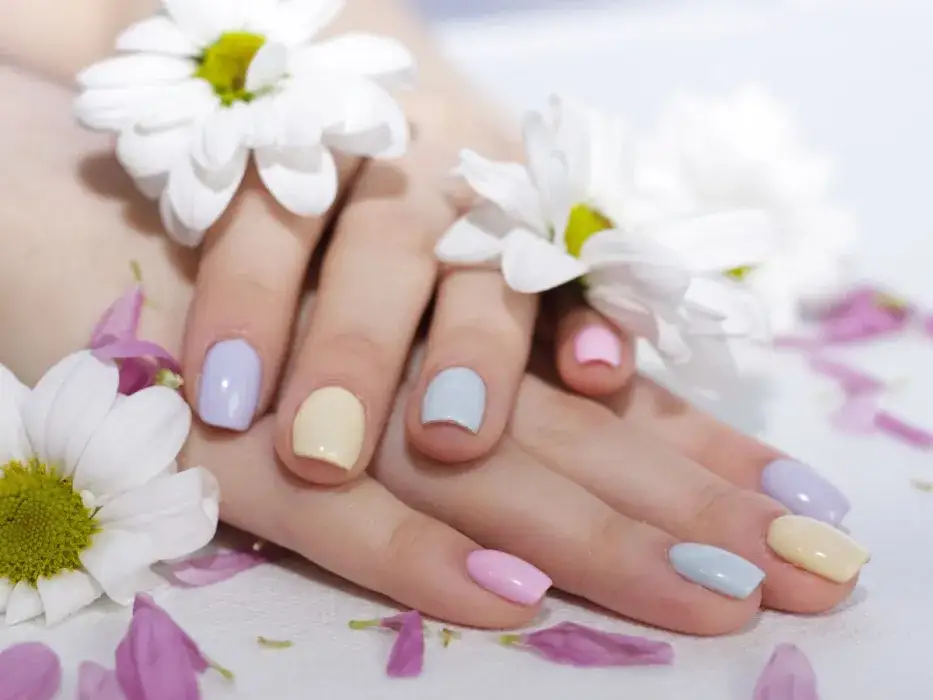 Zdjęcie Żele czy hybrydy na paznokcie - poznaj różnice i wybierz najlepszą metodę