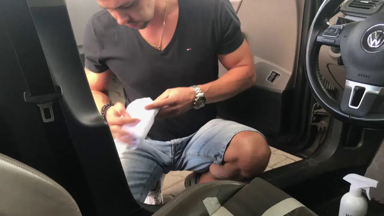 Zdjęcie Jak czyścić alcantarę, by uniknąć uszkodzeń i plam? Sprawdzone metody