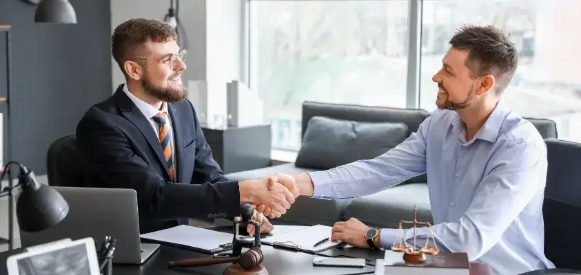 Zdjęcie Czym się zajmuje adwokat? Odkryj kluczowe role i obowiązki prawnika