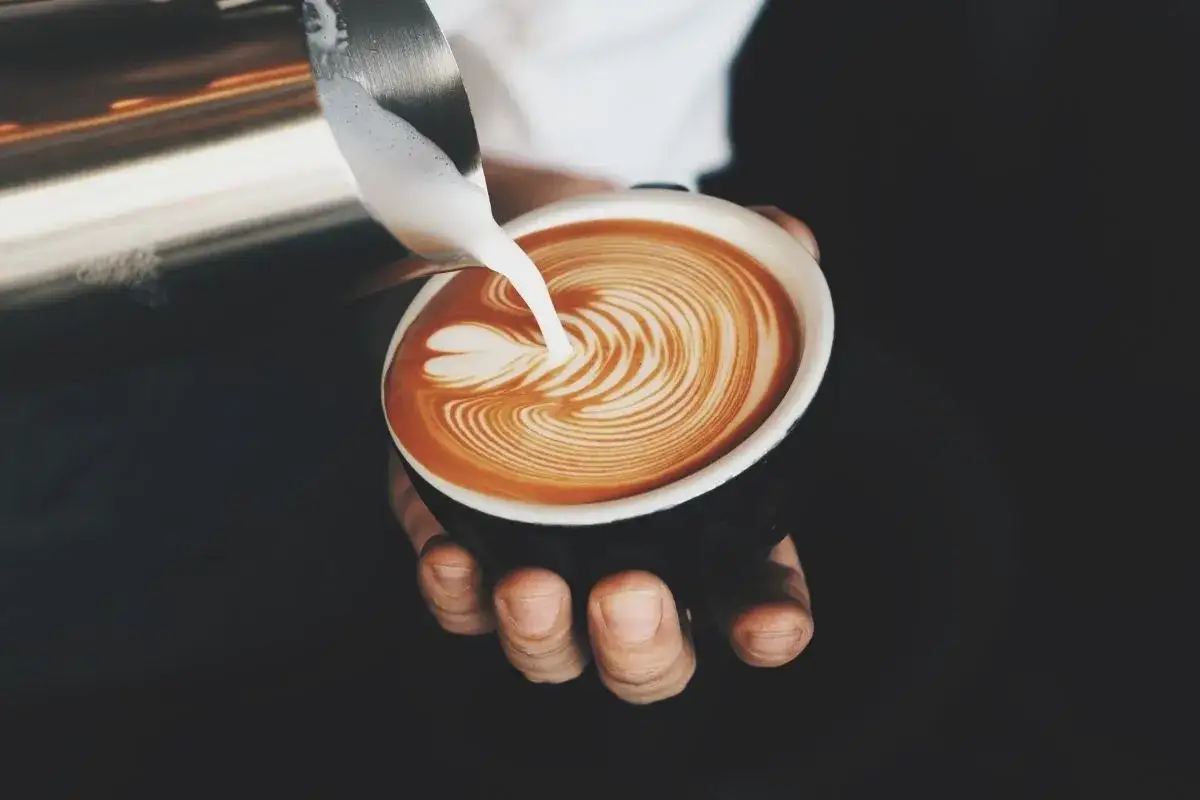 Zdjęcie Jak spienić mleko do kawy bez spieniacza – proste metody w domu