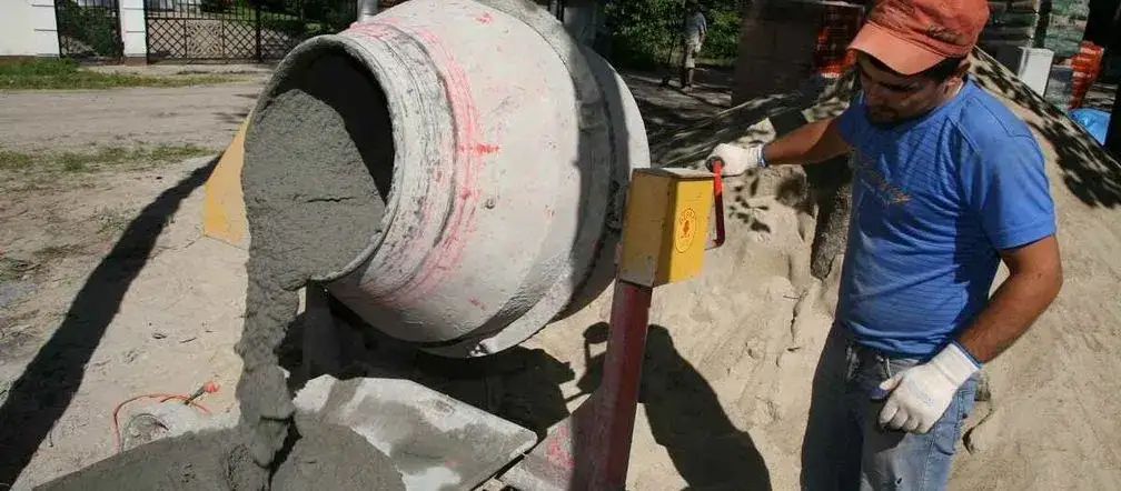 Zdjęcie Ile cementu potrzebujesz do betoniarki 120l? Sprawdź proporcje!
