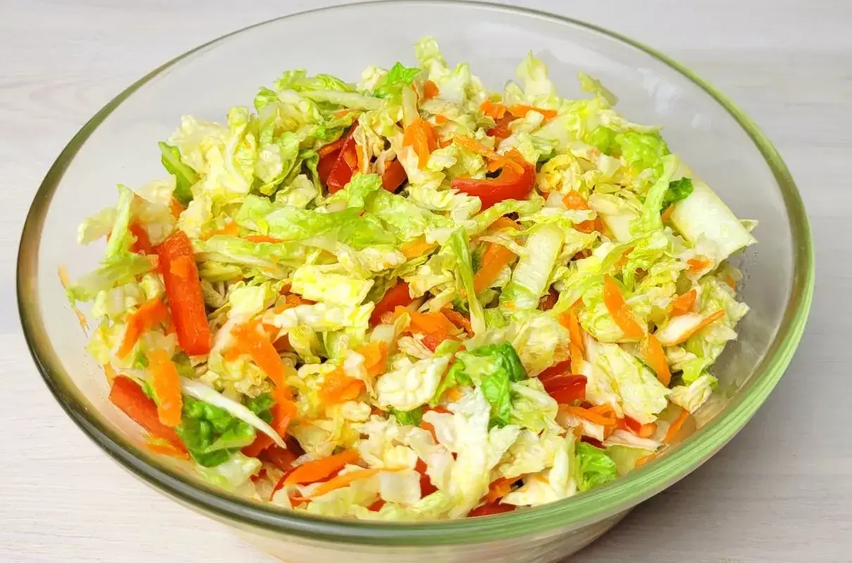Zdjęcie Jak doprawić surówkę z kapusty pekińskiej, aby była smaczniejsza?