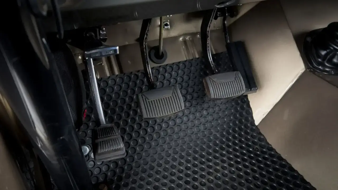 Zdjęcie Gdzie jest sprzęgło w samochodzie? Lokalizacja, działanie i błędy