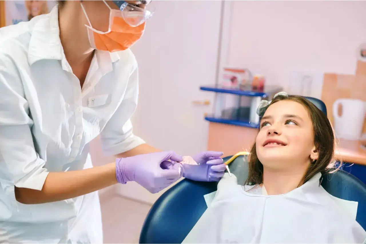 Zdjęcie Kiedy założyć dziecku stały aparat na zęby? Poznaj fakty