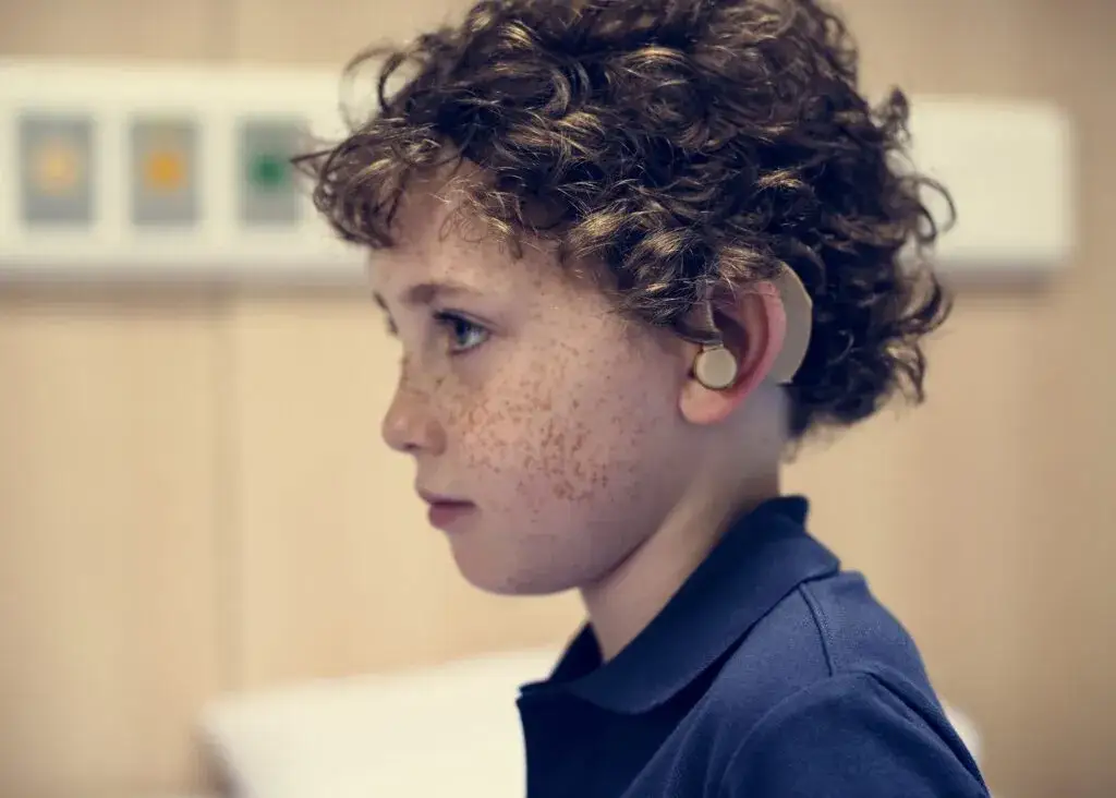 Zdjęcie Jak często wymienić filtr w aparacie słuchowym, aby uniknąć problemów?