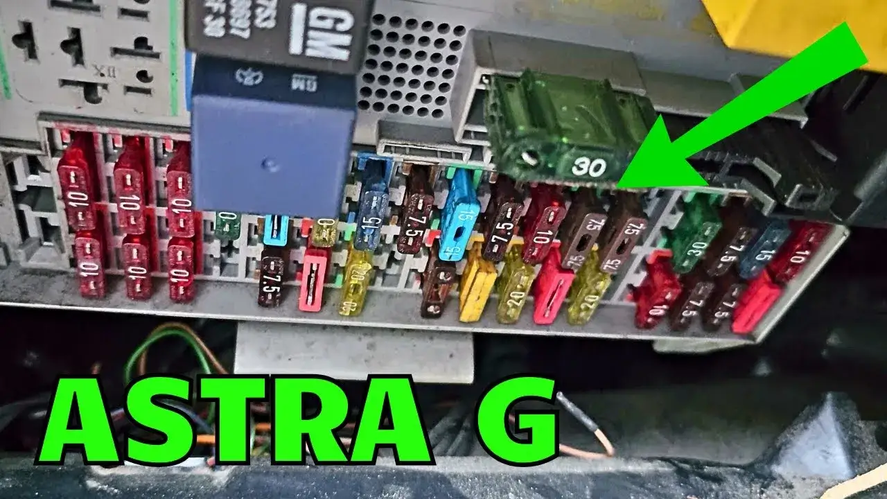 Zdjęcie Gdzie są bezpieczniki w Astra G? Odkryj ich lokalizację i funkcje