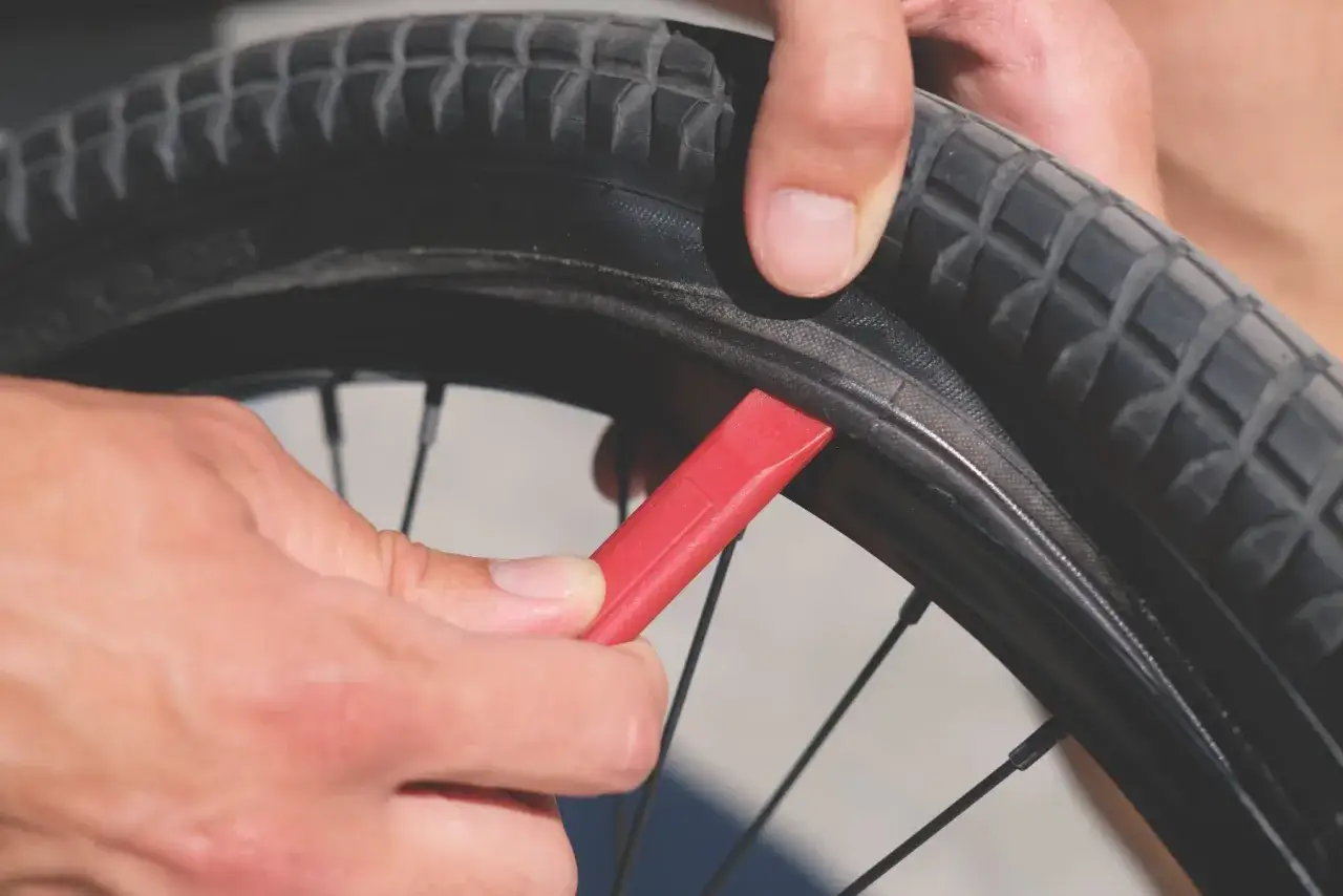 Zdjęcie Jak zdjąć oponę z roweru - uniknij problemów podczas naprawy