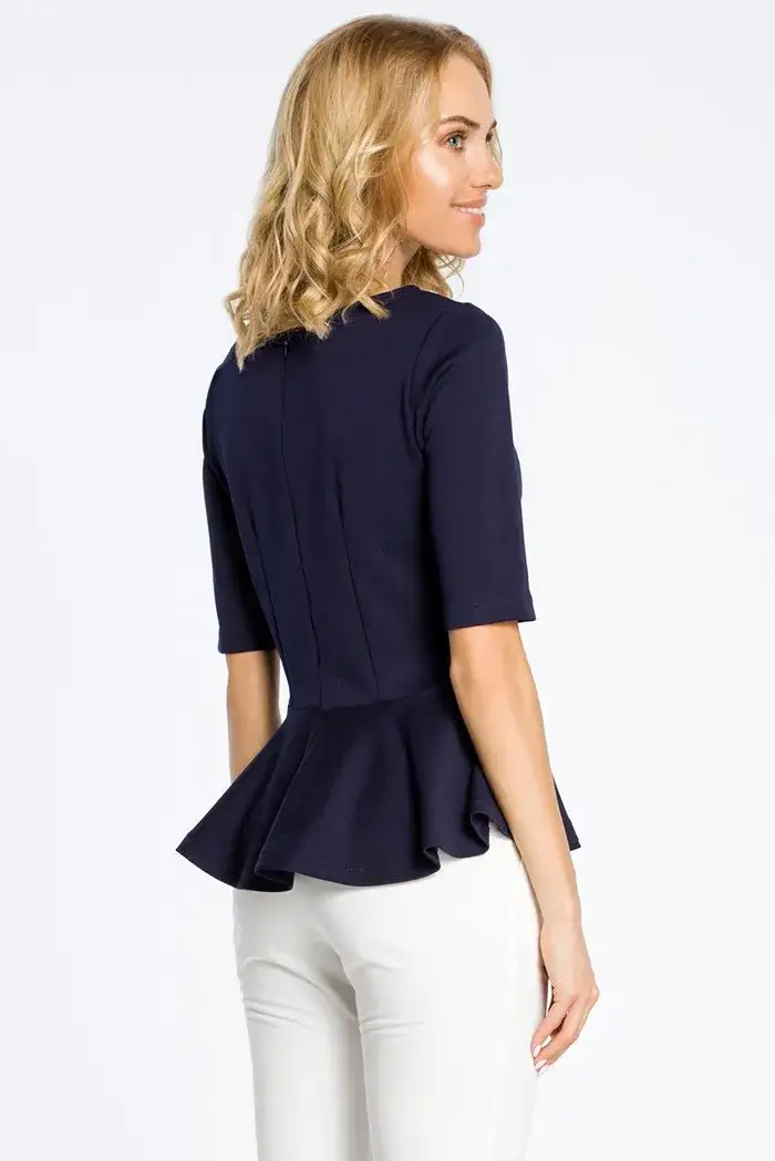 Zdjęcie Elegancka bluzka z baskinką, która podkreśla sylwetkę i zachwyca stylem