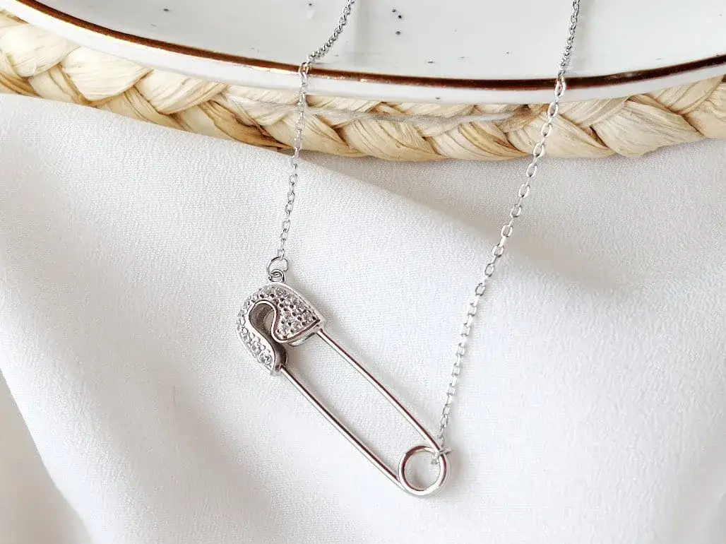 Zdjęcie Naszyjnik z agrafką co oznacza - odkryj jego głębokie znaczenie