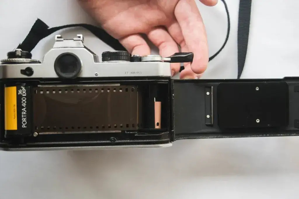 Zdjęcie Jak założyć kliszę 35mm do aparatu analogowego? Prosty poradnik