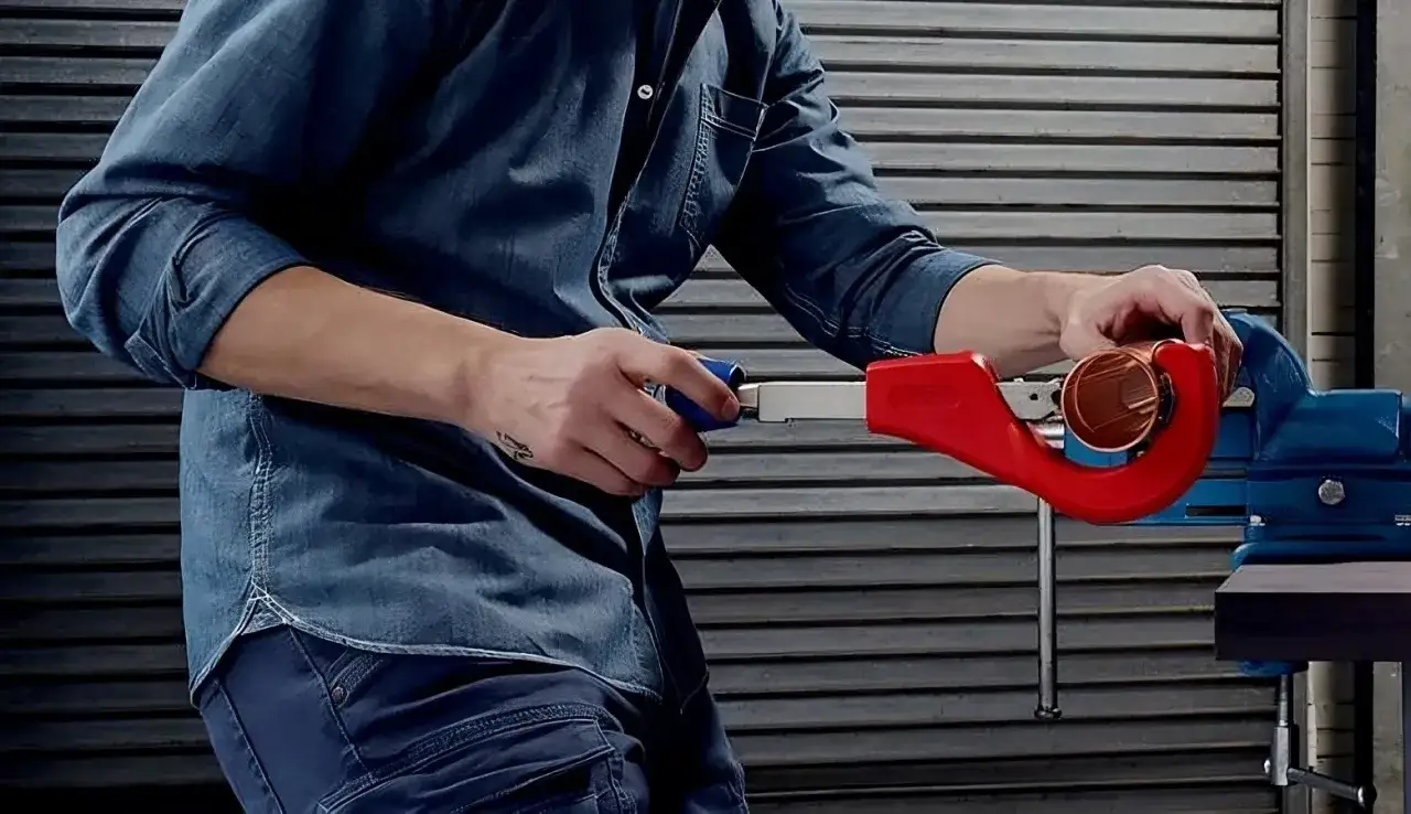 Zdjęcie Obcinak do rur PP: Kt&oacute;ry model wybrać do prac hydraulicznych?