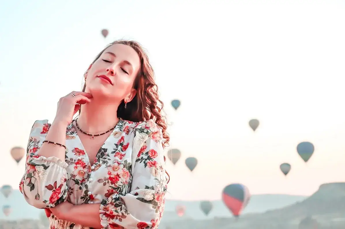 kobieta podróżująca samotnie zwiedzająca Kapadocję