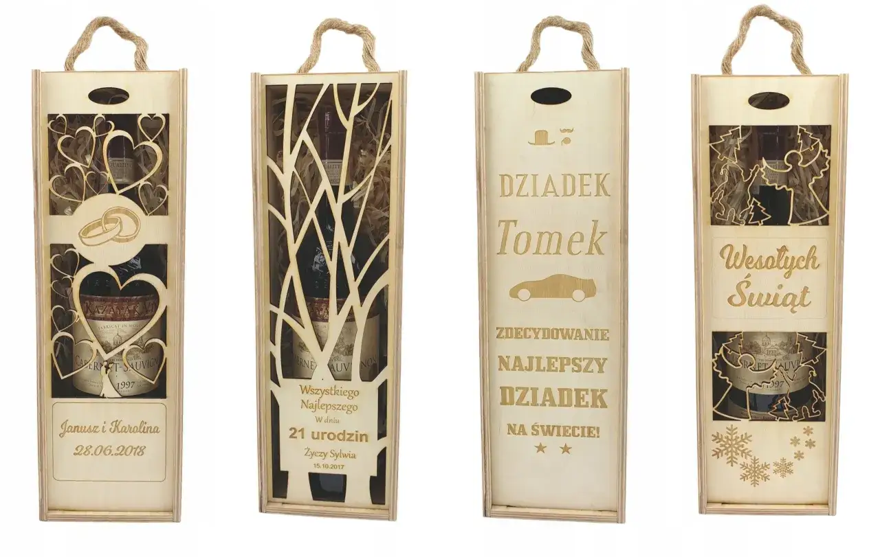 Cztery drewniane skrzynki zamykane z uchwytami. Jedna z sercami i obrączkami, druga z motywem drzew, trzecia z napisem 