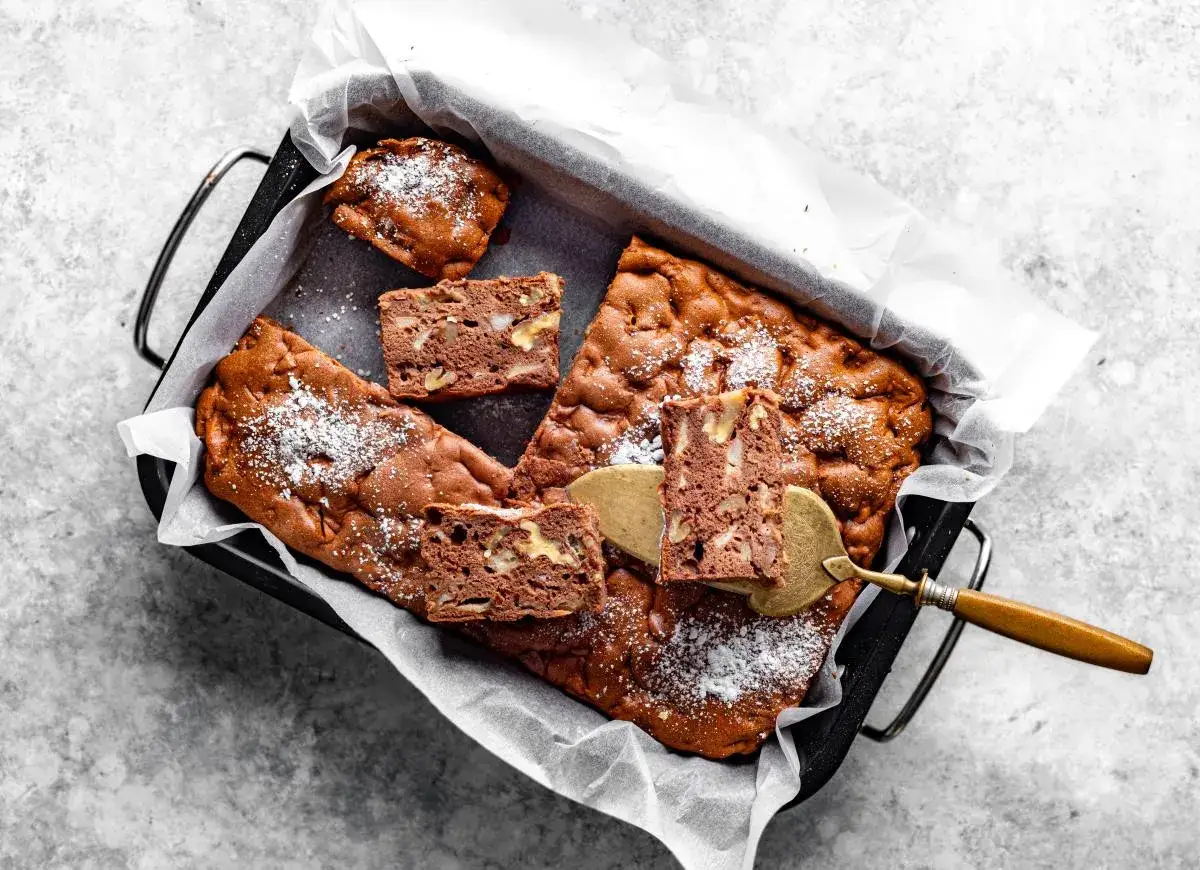 Czekoladowe ciasto z orzechami, posypane cukrem pudrem. Idealne na deser, jak z przepisu na ciasto salceson.