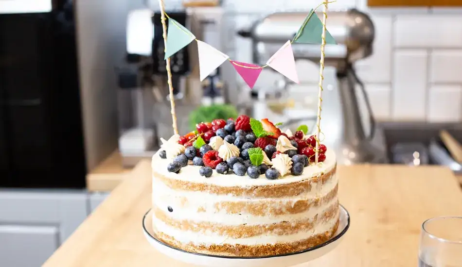 tort z bitą śmietaną idealnie wygładzony pod dekorację