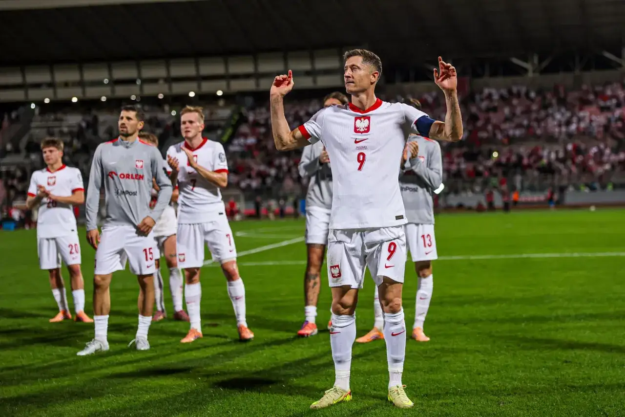 Robert Lewandowski z numerem 9 świętuje zwycięstwo Polski. Kiedyś wygrana w pucharze narodów piłka nożna będzie naszym udziałem!
