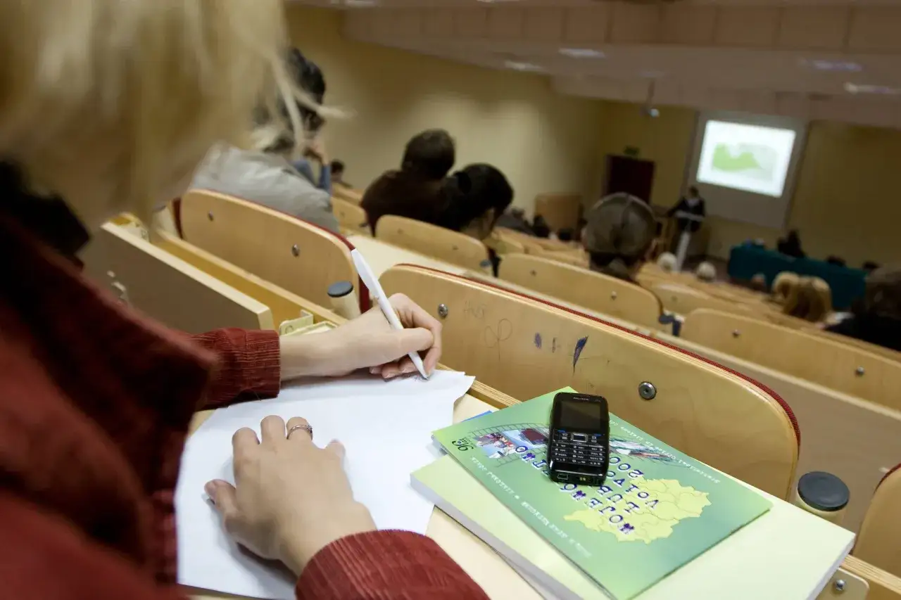 Nastolatek uczy się z laptopem, notatki, książki