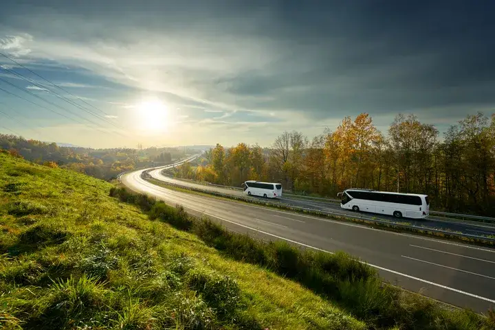 autokar na autostradzie prędkość 100 km/h