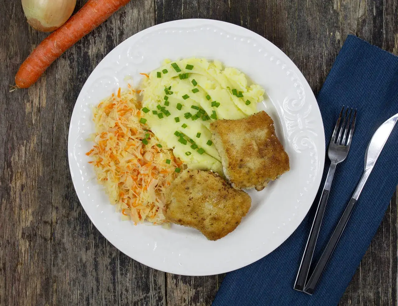 smażona ryba z sur&oacute;wką z kiszonej kapusty