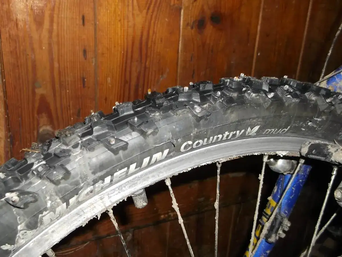 Opony rowerowe z kolcami Michelin Country Mud gotowe na zimowe trasy.