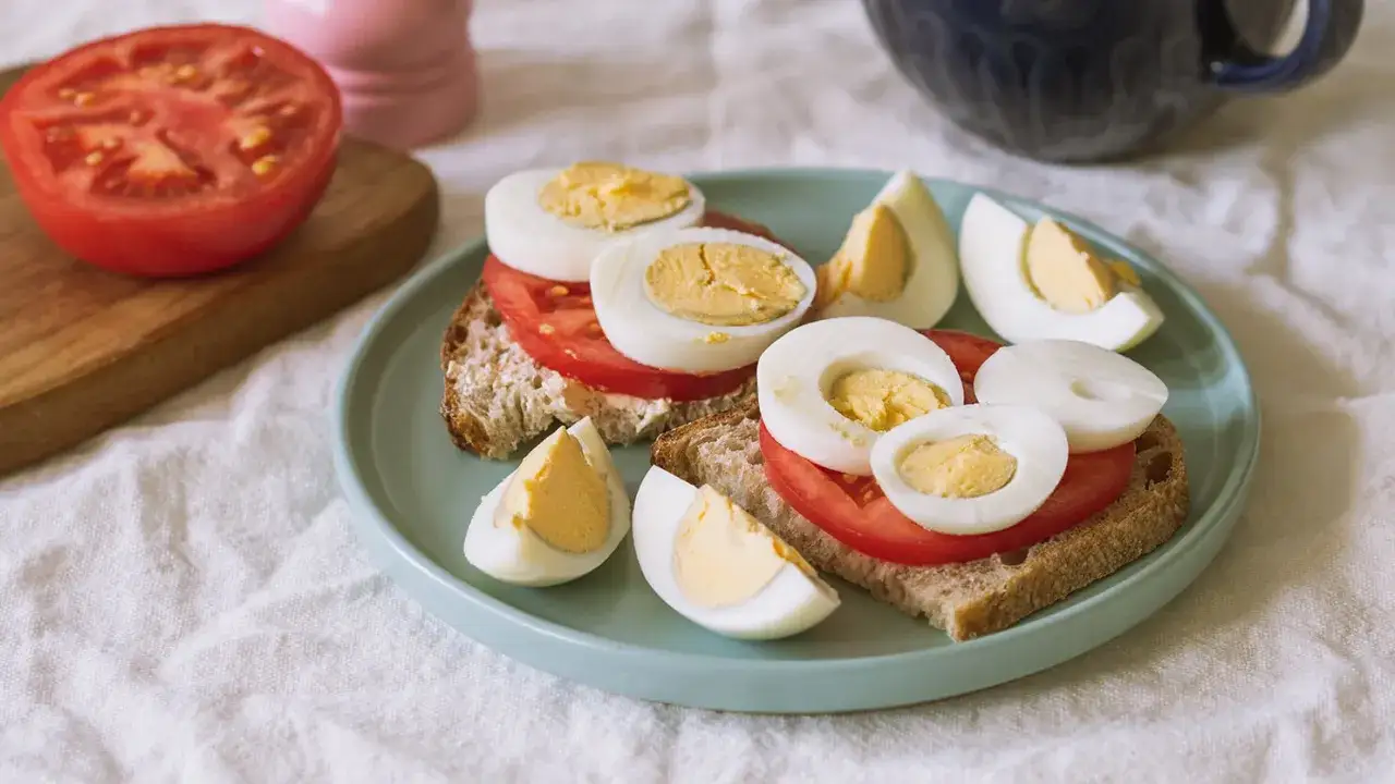 zdrowe śniadanie z jajkami i warzywami
