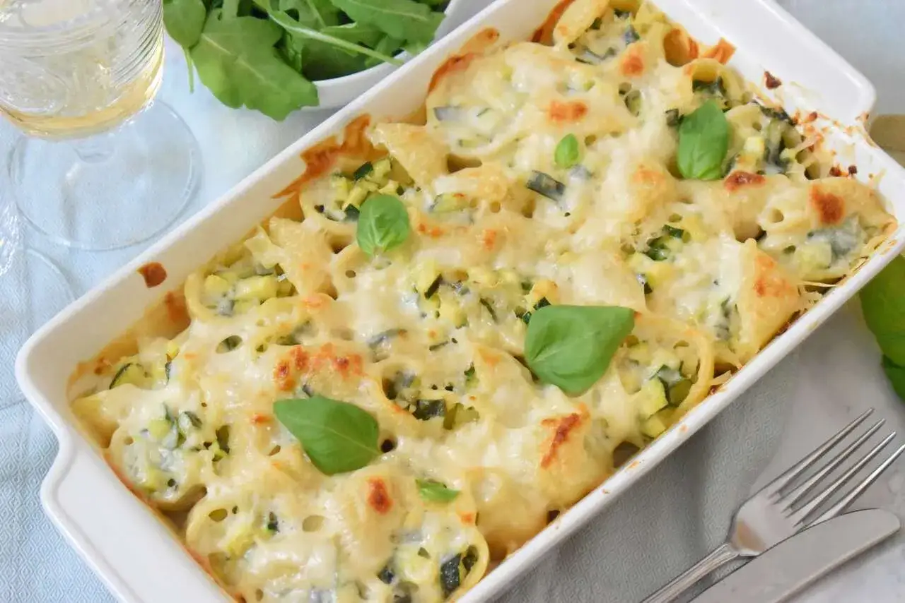 Zapiekane makarony z cukinią i serem – idealne, gdy zastanawiasz się, co zrobić z cukini na obiad.