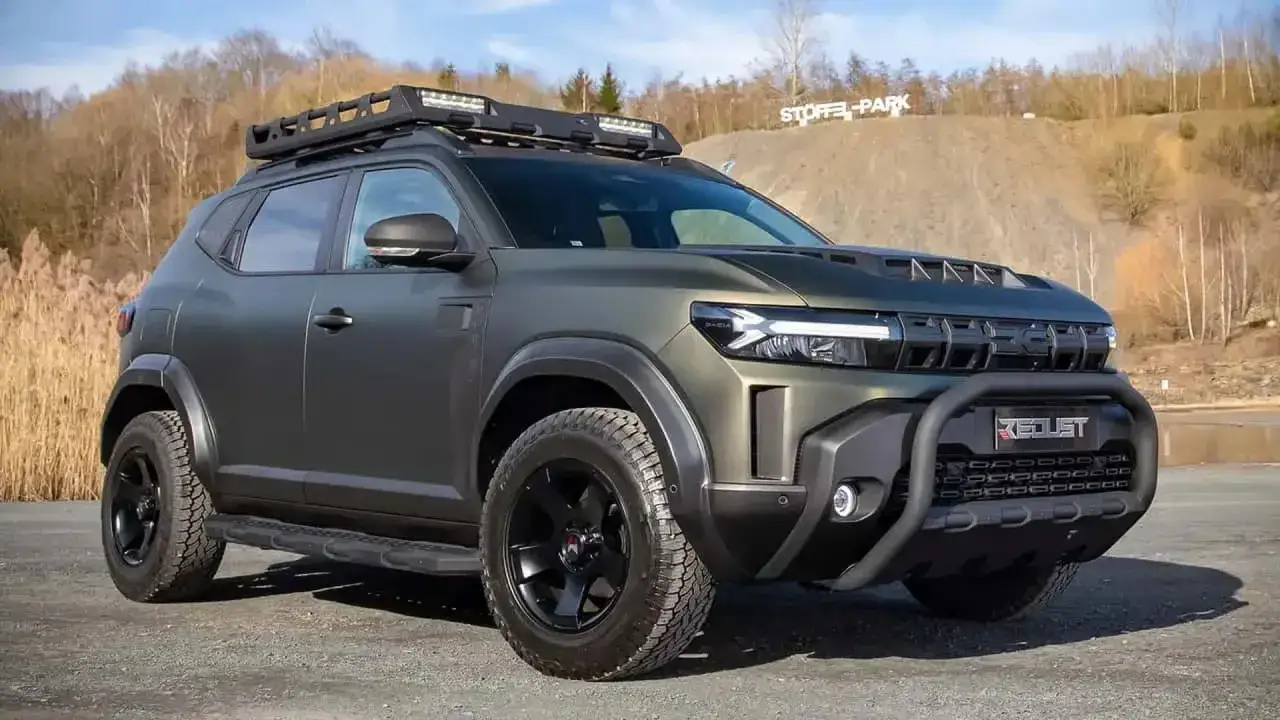 Modyfikowana Dacia Duster off road z bagażnikiem dachowym i wyciągarką gotowa na przygodę.