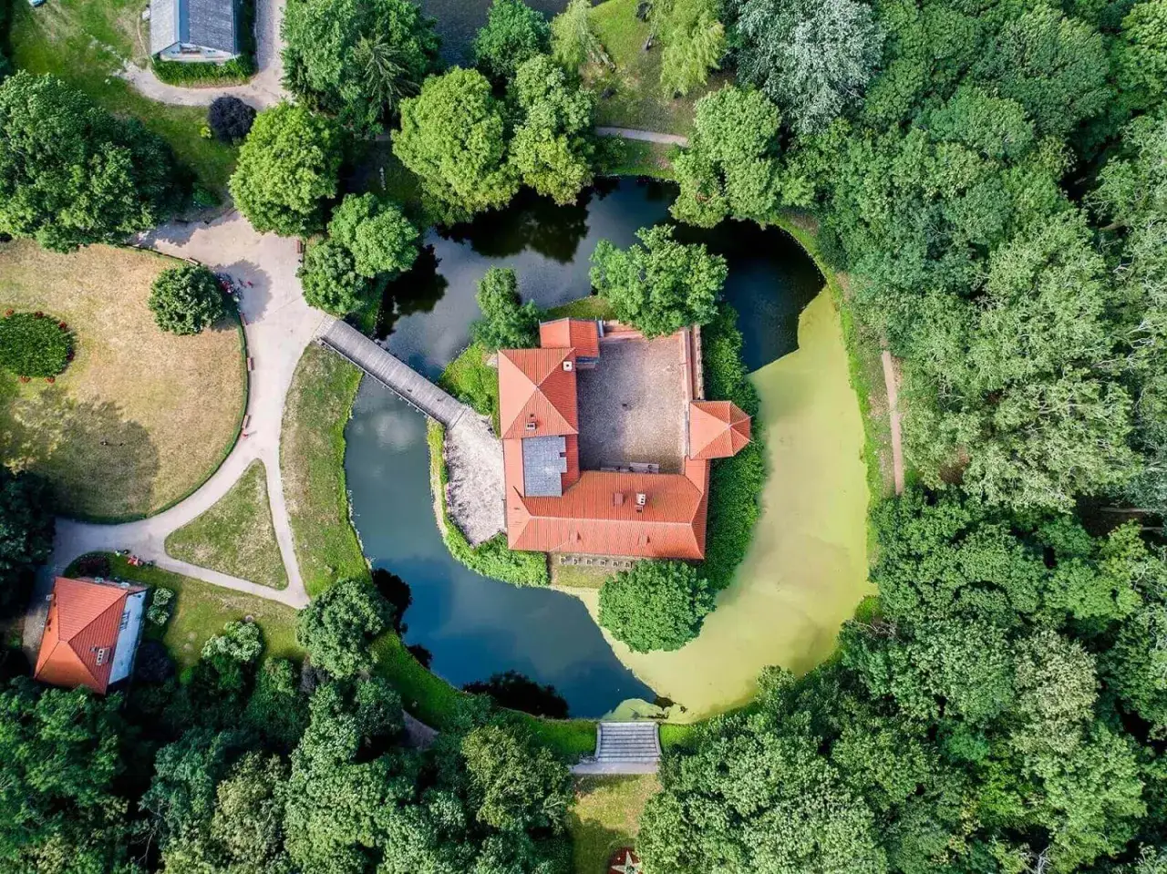 Zamek w Oporowie z lotu ptaka