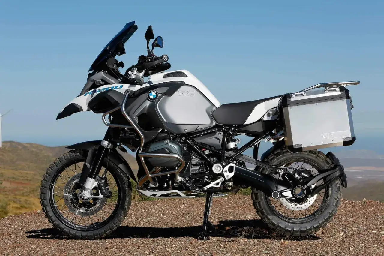 BMW GS 1200 na tle pustynnego krajobrazu. Zastanawiasz się nad jego spalaniem? Ten motocykl to potęga i komfort.