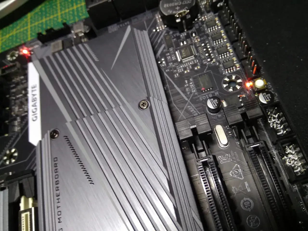 Płyta gł&oacute;wna Gigabyte z widocznym radiatorem i złączami. Dowiedz się, jak zaktualizować BIOS Gigabyte, aby zapewnić optymalną wydajność.