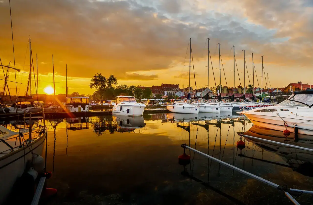 Mikołajki port żeglarski zach&oacute;d słońca